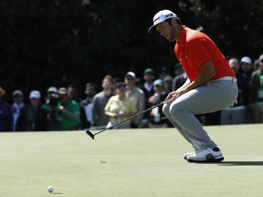 Jon Rahm reacciona tras fallar un putt de birdie en el hoyo 6.