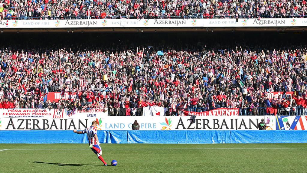 Fernando Torres manda un balón a la grada en su presentación en el Atlético.