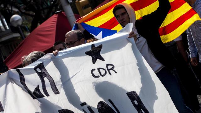 Manifestantes convocados por los CDR protestan este lunes por la presencia del rey en Barcelona.