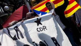 Manifestantes convocados por los CDR protestan este lunes por la presencia del rey en Barcelona.