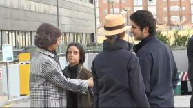 La reverencia de Victoria Federica en el exterior del hospital.