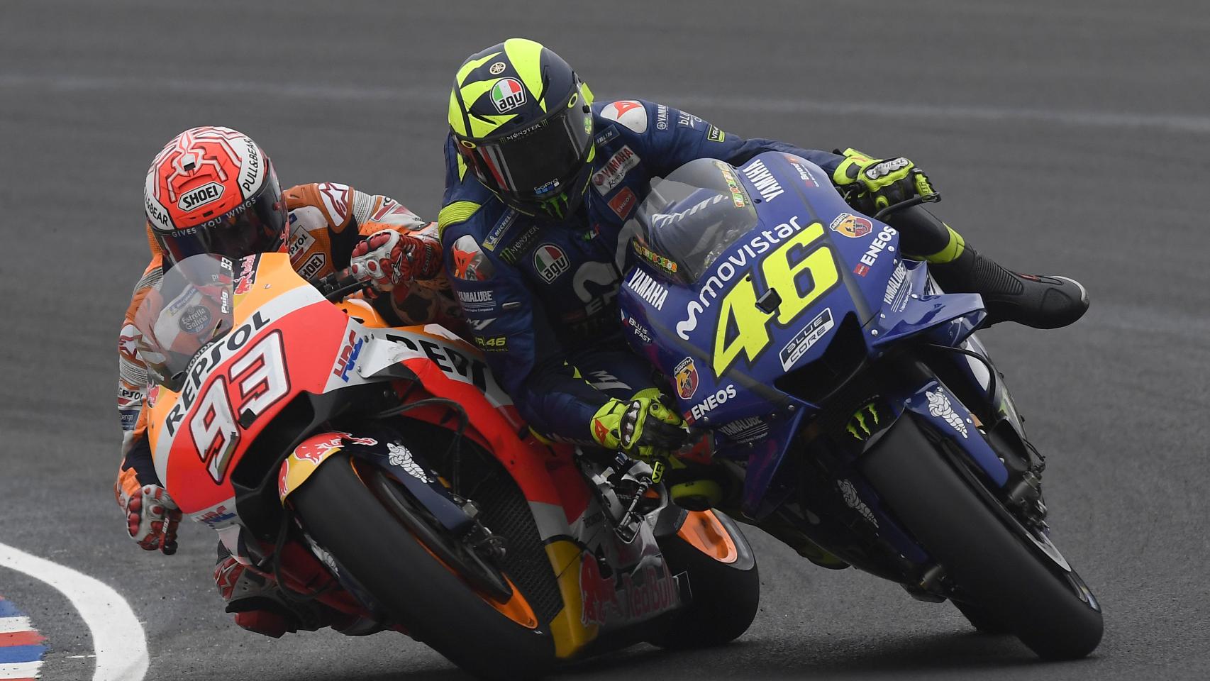 Marc Márquez y Valentino Rossi, segundos antes de que el español tirara al italiano en Argentina.