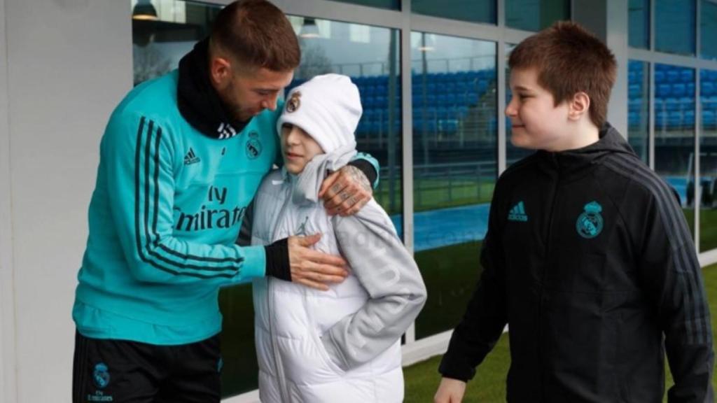 Los niños de la Décima, junto a Sergio Ramos