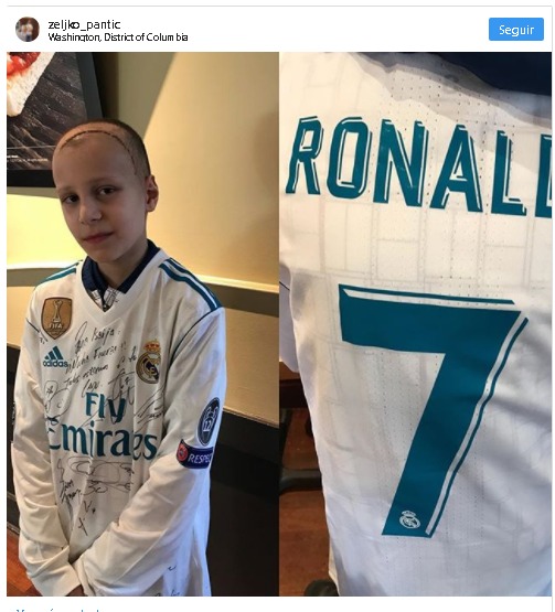 Isaija, con la camiseta de Cristiano en Washington.