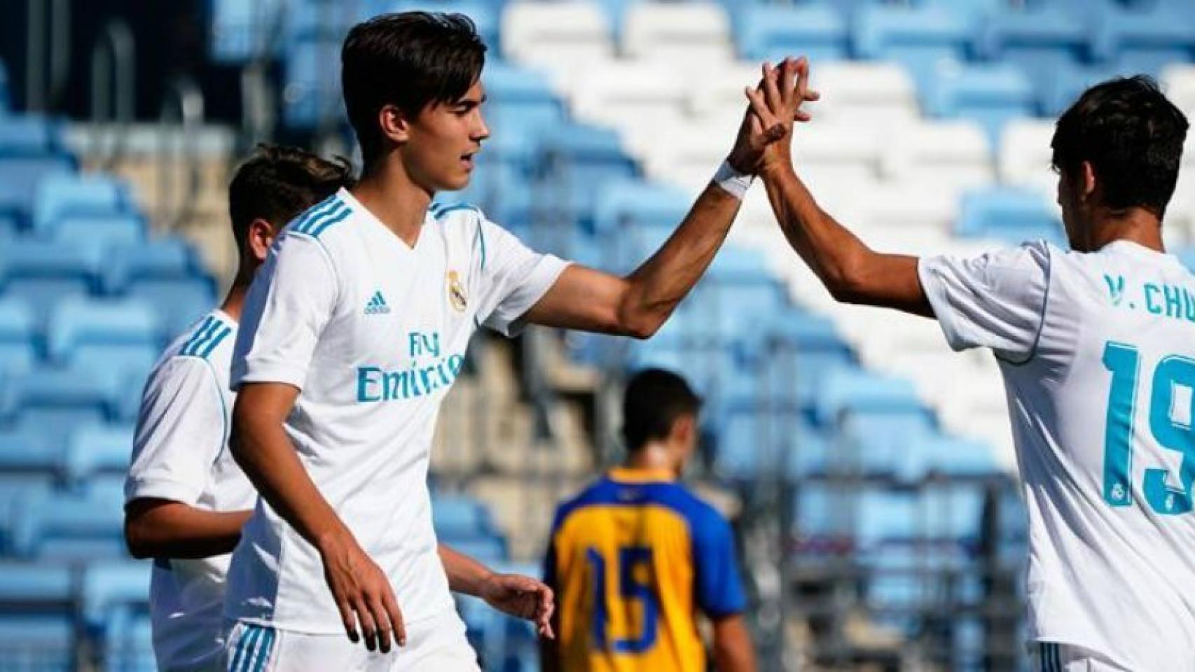 Los jugadores del Juvenil A se felicitan tras anotar un gol