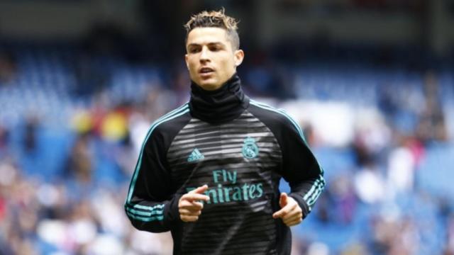 Cristiano Ronaldo calentando antes del derbi. Foto: Pedro Rodriguez/El Bernabéu