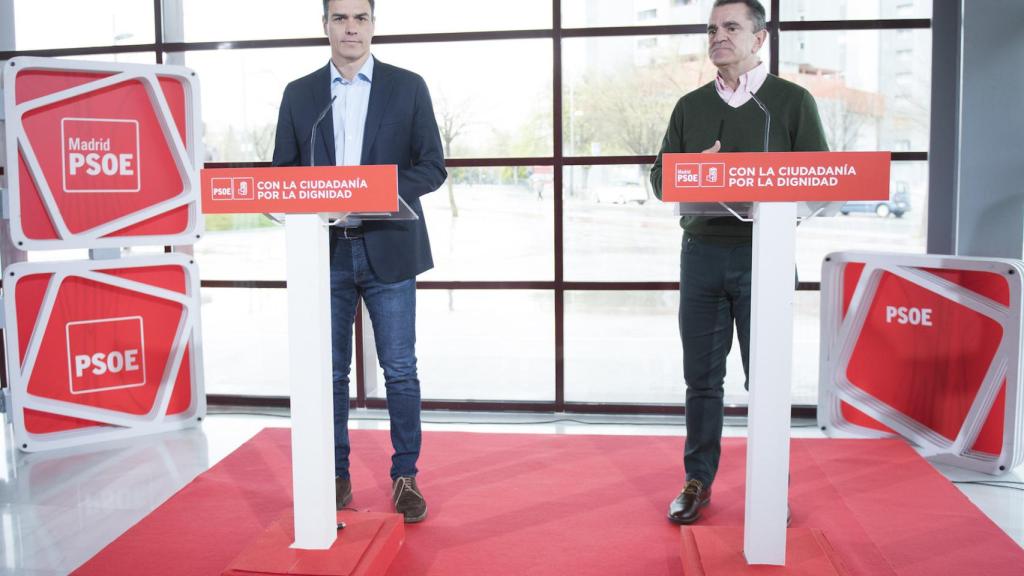 Pedro Sánchez, junto a José Manuel Franco este lunes en Coslada, tras una reunión de ambas ejecutivas.