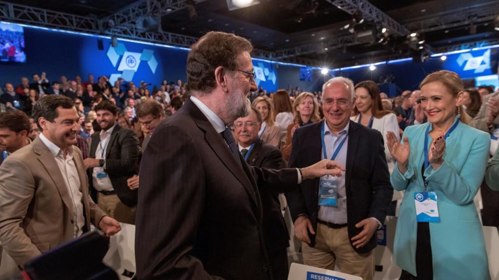 El presidente del Gobierno, Mariano Rajoy, saluda a Cristina Cifuentes este fin de semana en Sevilla.