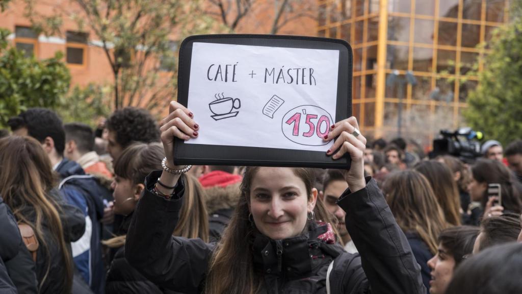 Estudiantes exigen la dimisión de Cifuentes por el máster en la URJC.