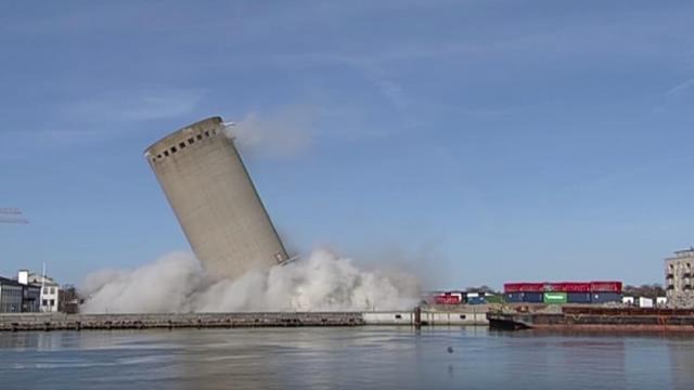 La demolición de un silo va terriblemente mal y cae sobre una biblioteca