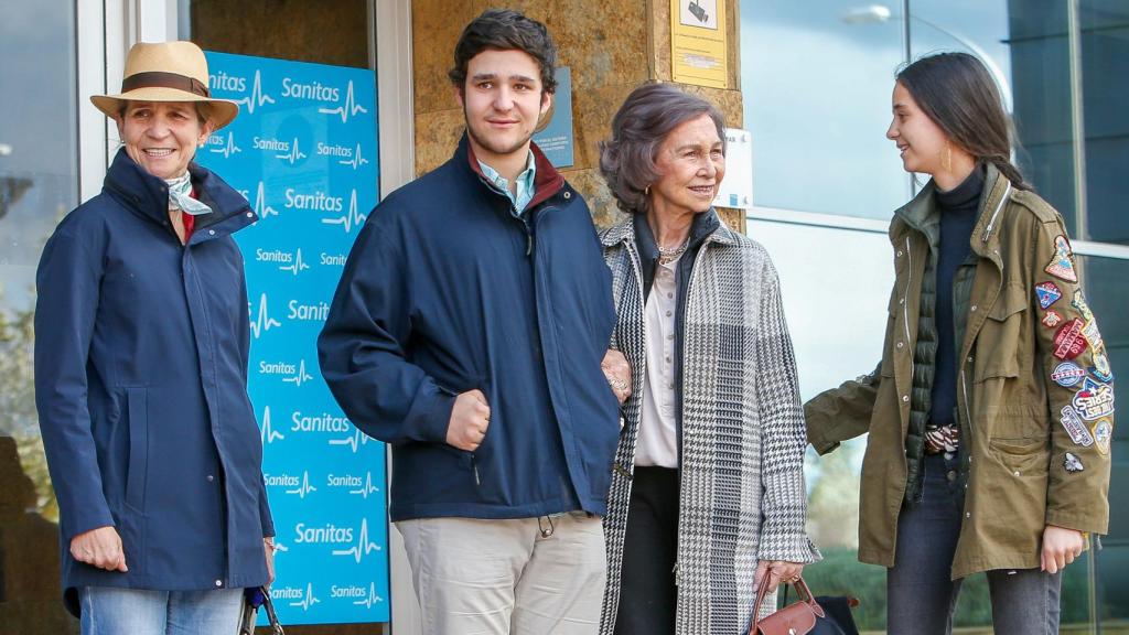 La infanta Elena, la reina emérita, Froilán y Victoria visitan a Juan Carlos I