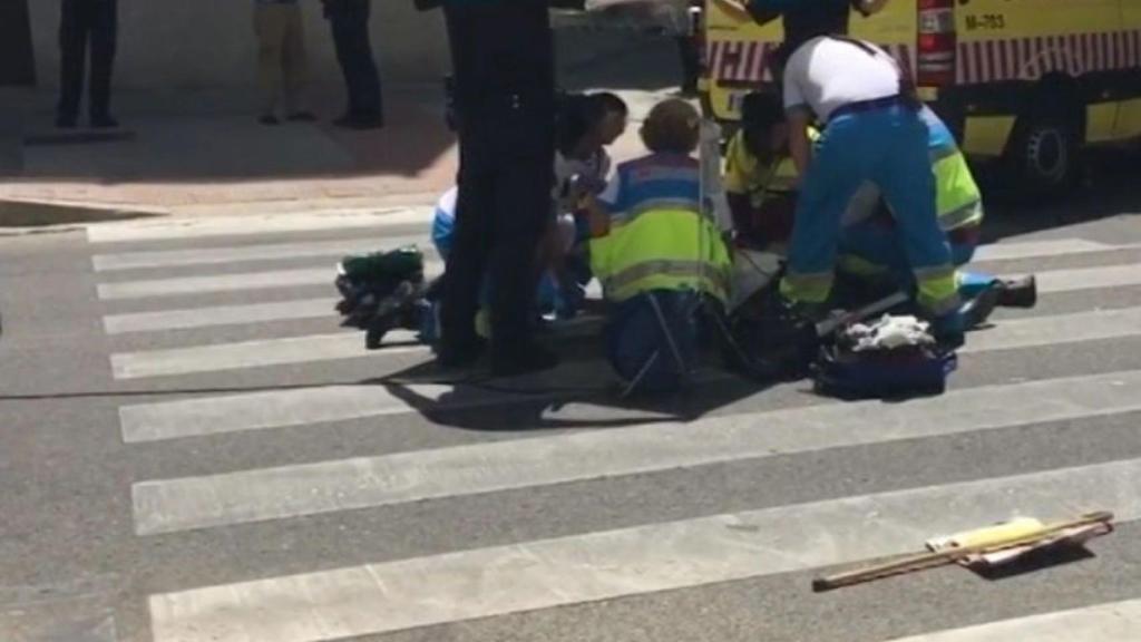 Los servicios médicos atienden a Ramón Lorenzo en el lugar del suceso.