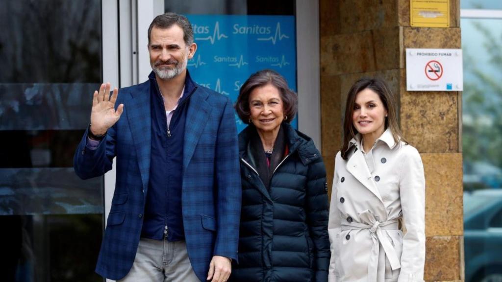 Letizia junto a la reina en el acto de conciliación pública.