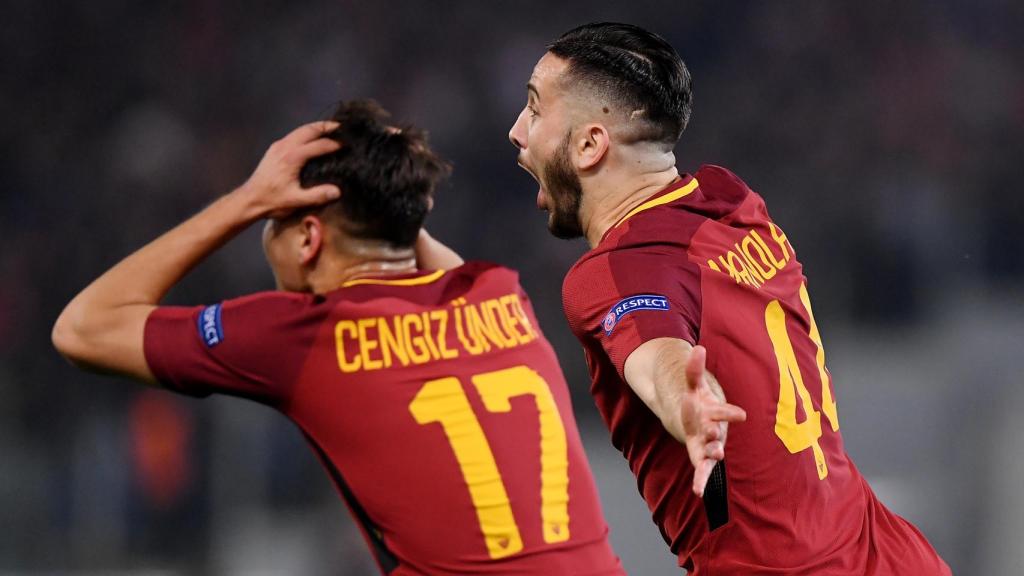 Jugadores de la Roma celebran el tercer gol al Barcelona.