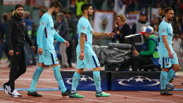 Piqué, Suárez y Alcácer, cabizbajos en el Olímpico de Roma.