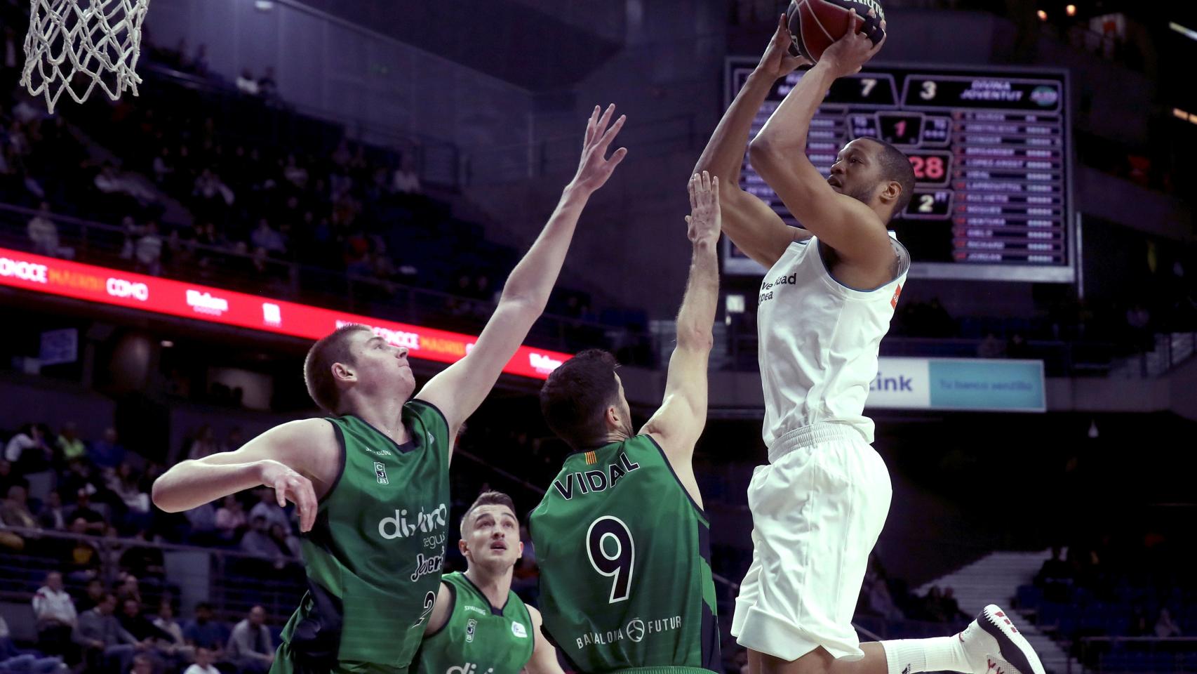 Randolph entra a canasta ante dos jugadores de Joventut.