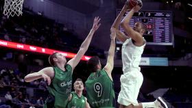 Randolph entra a canasta ante dos jugadores de Joventut.