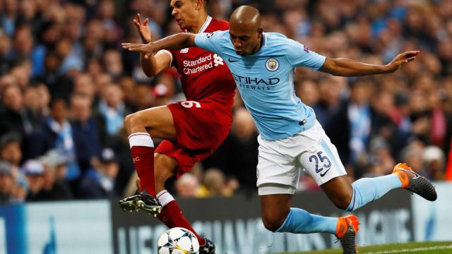 Fernandinho ante Alexander-Arnold en el Manchester City - Liverpool.