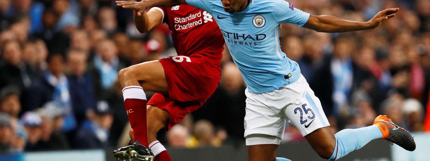 Fernandinho ante Alexander-Arnold en el Manchester City - Liverpool.