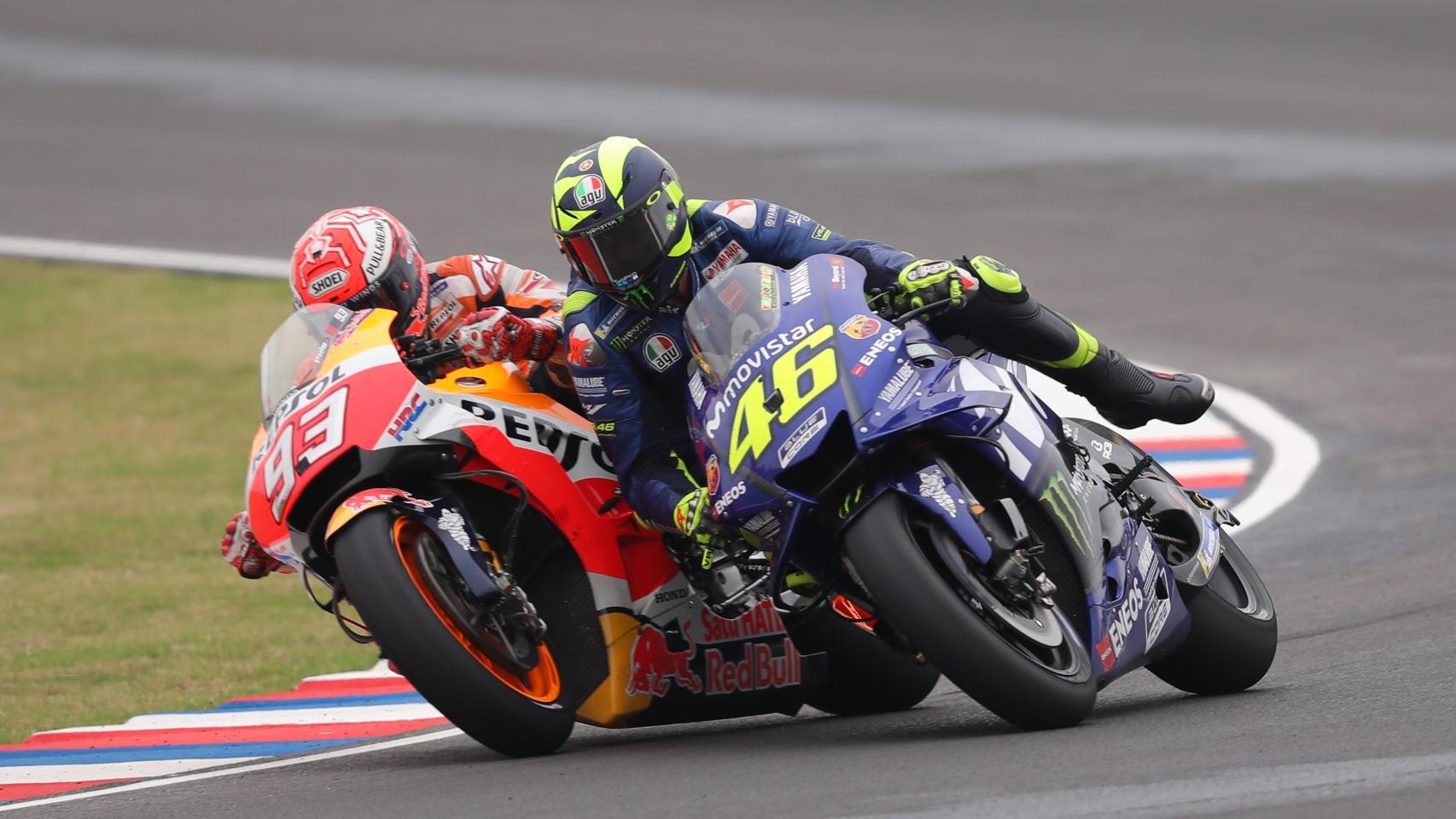 Marc Márquez y Valentino Rossi justo antes de que el italiano se fuese al suelo.