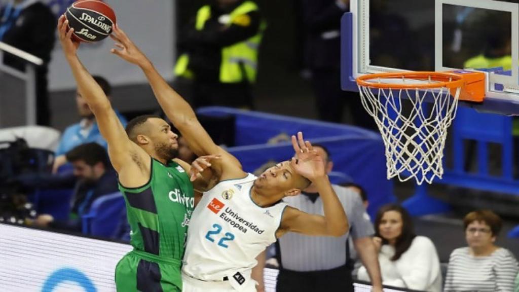 Tavares tapona a Conger, jugador del Joventut. Foto: acb.com