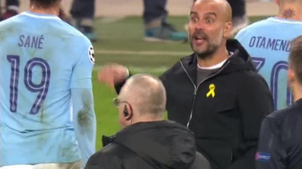 Guardiola protesta a Mateu Lahoz. Foto: Twitter (@elchiringuitotv).