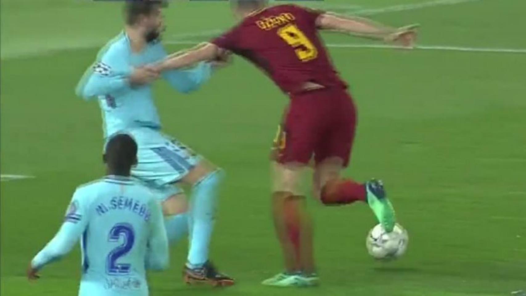 Penalti a la Roma de Piqué. Foto Twitter (@chirichampions)