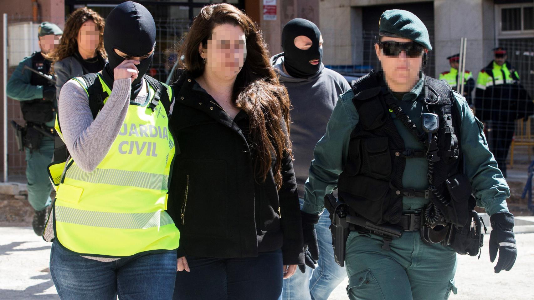 Agentes de la Guardia Civil trasladan de su domicilio en Viladecans a miembro de los CDR detenida.