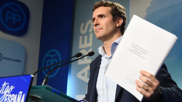 Pablo Casado muestra los documentos de su Máster.