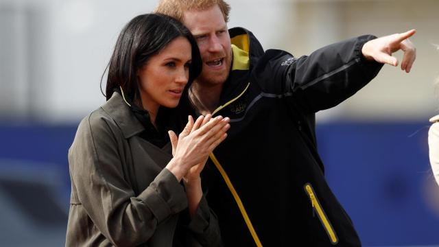 La actriz Meghan Markle junto al príncipe Harry de Inglaterra.