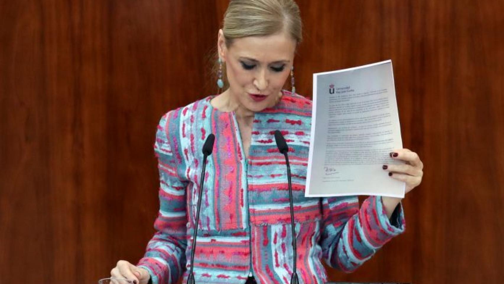 Cristina Cifuentes, documentos en mano, en la Asamblea de Madrid.