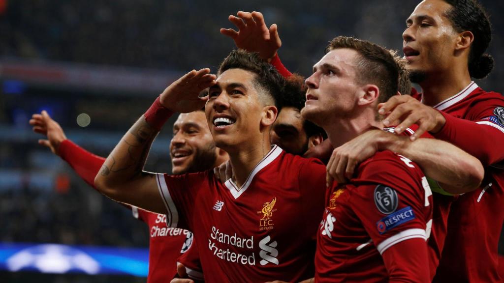 Los jugadores del Liverpool celebran su clasificación a semifinales.