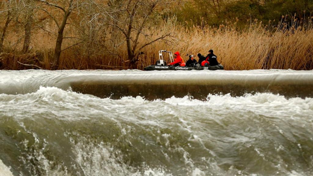 El Grupo de Rescate Acuático de Bomberos de Navarra en el río Ebro entre las localidades de Lodosa y Sartaguda.