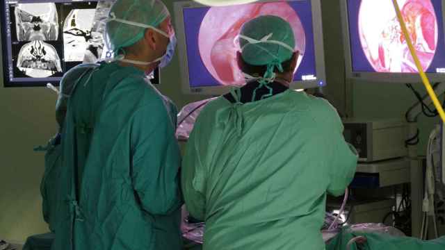 Los cirujanos durante la operación.