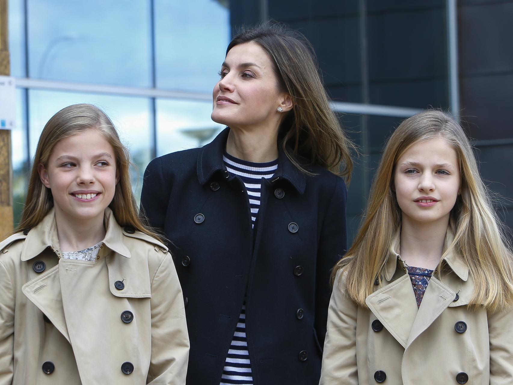 Esto es lo que cuestan las famosas gabardinas de Burberry de Leonor y Sofia