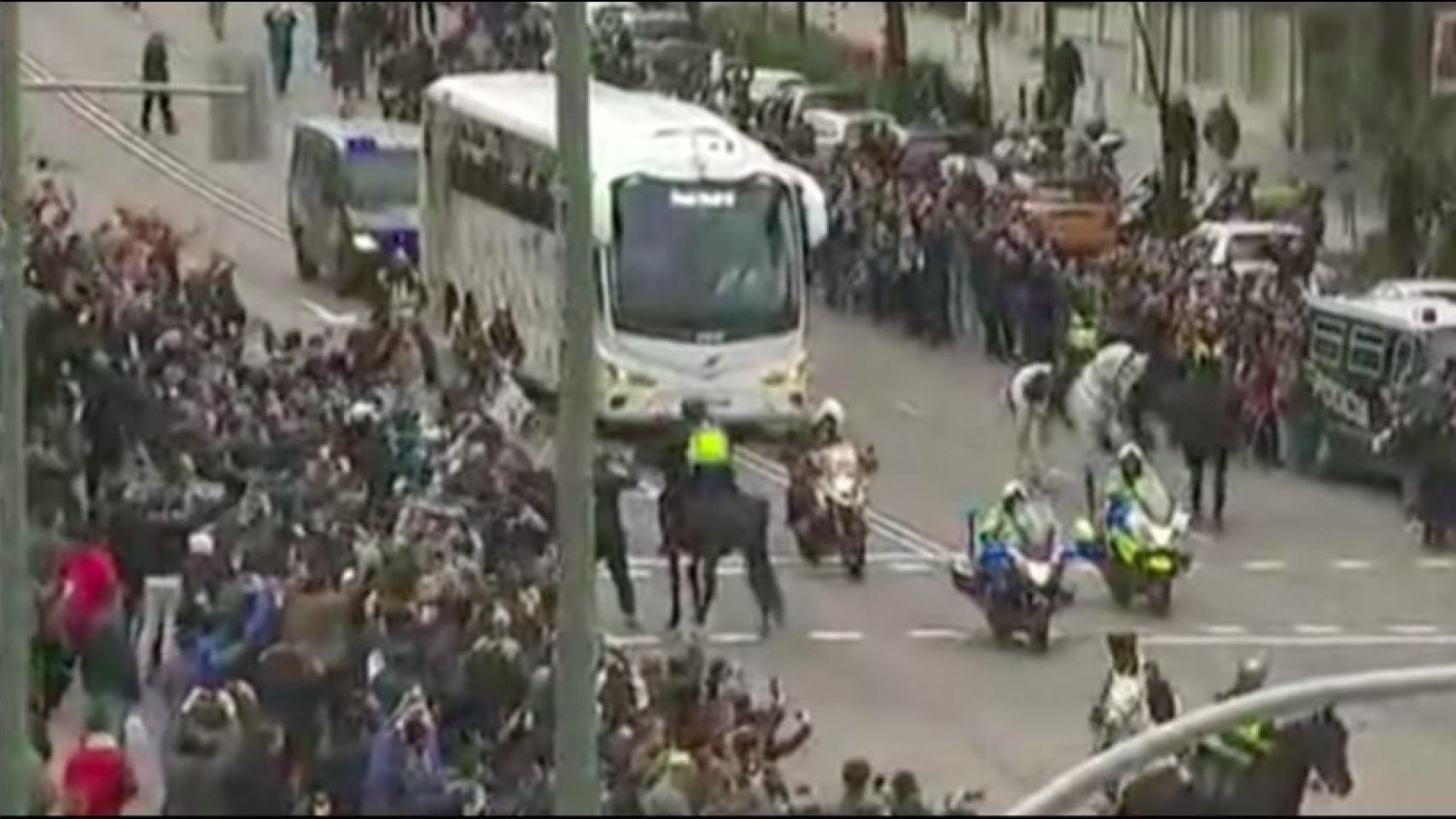 El autobús del Real Madrid llega al Santiago Bernabéu.