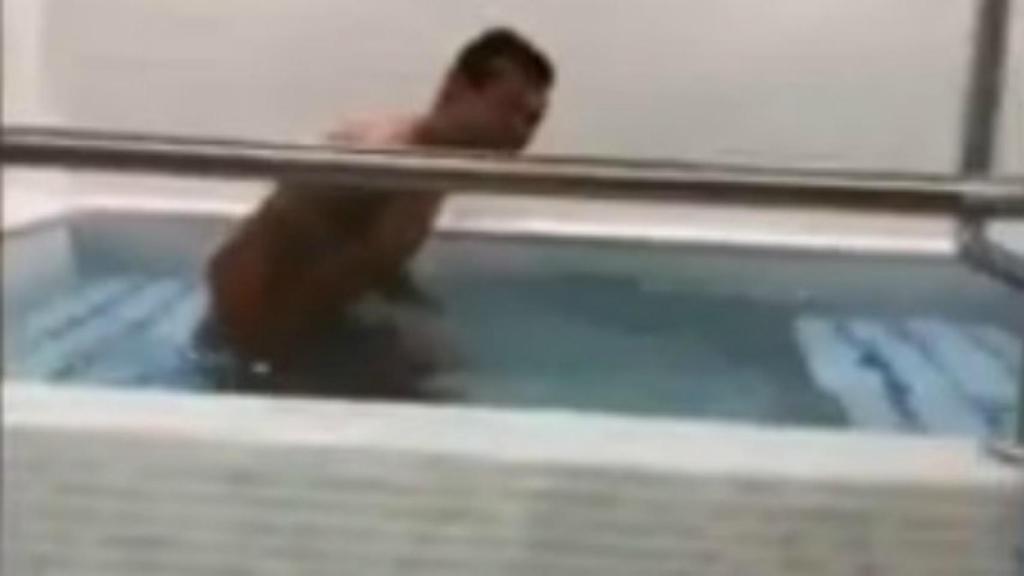 El video grabado por Oxlade-Chamberlain muestra a Lovren bañándose