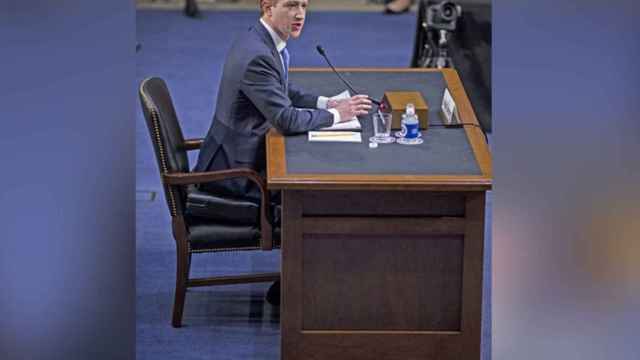 Zuckerberg compareció en el congreso... ¡sentado en un maletín!
