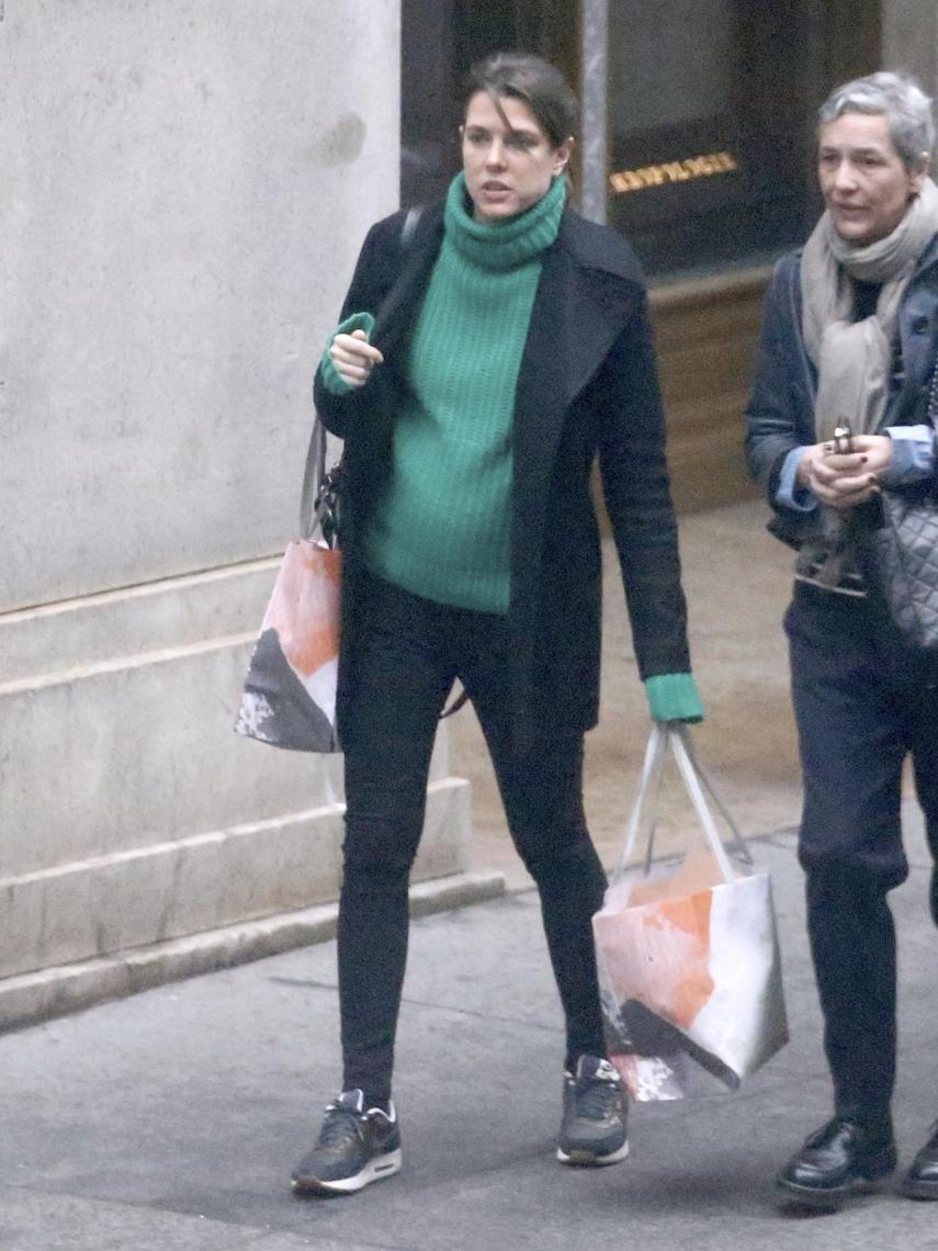 Carlota Casiraghi, con su evidente tripa, por las calles esta semana.