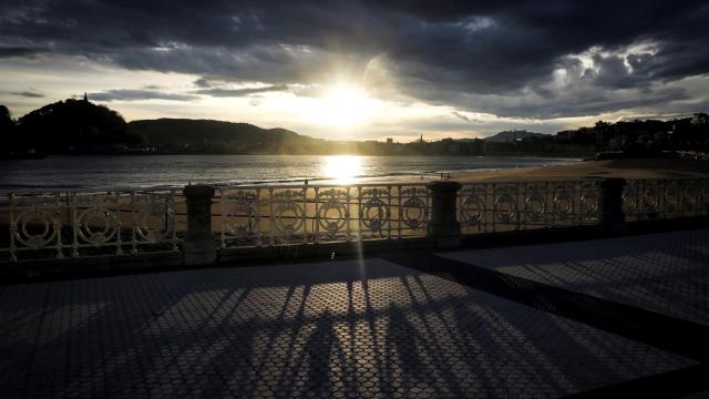 Amanecer en la playa de Ondarreta de San Sebastián.