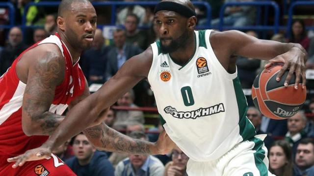 Chris Singleton,  del Panathinaikos, trata de irse de su rival.