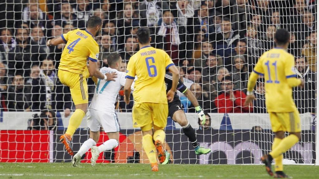 El momento en el que Benatia hace el penalti a Lucas Vázquez.