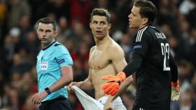 Michael Oliver, árbitro del Real Madrid - Juventus, junto a Cristiano y el portero Szczesny.