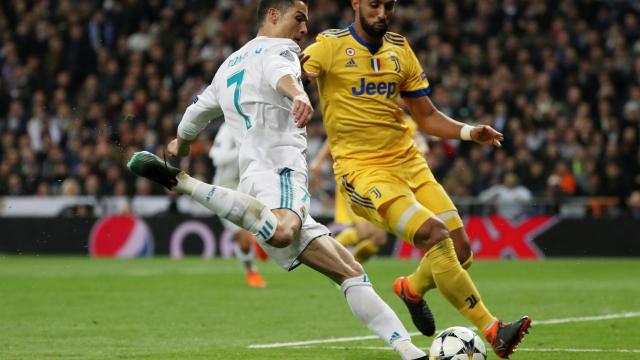 Benatia trata de robar la pelota a Cristiano.