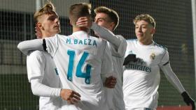 Los jugadores del juvenil A celebrando un gol