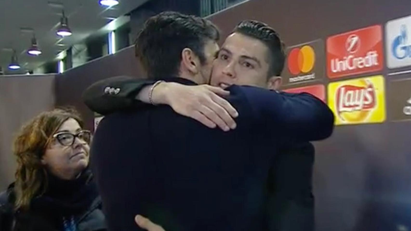 Abrazo de Cristiano a Buffon tras el partido