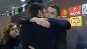 Abrazo de Cristiano a Buffon tras el partido