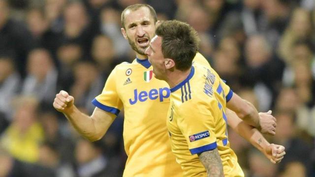 Chiellini celebra con Mandzukic. Foto Twitter (@juventusfc)