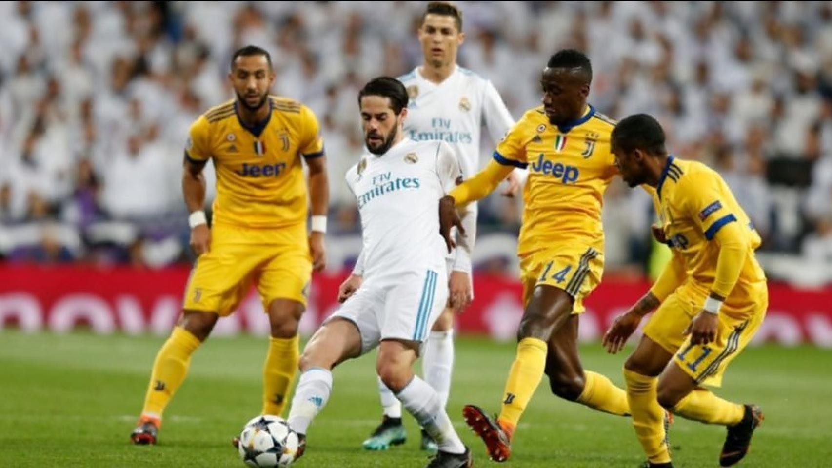 Isco, rodeado por los jugadores de la Juve