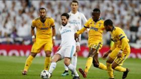 Isco, rodeado por los jugadores de la Juve